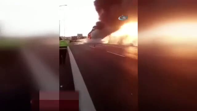 İstanbul’da seyir halindeki TIR alev topuna döndü