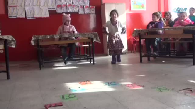 Bitlis'teki çocuk defilesi fenomen oldu!
