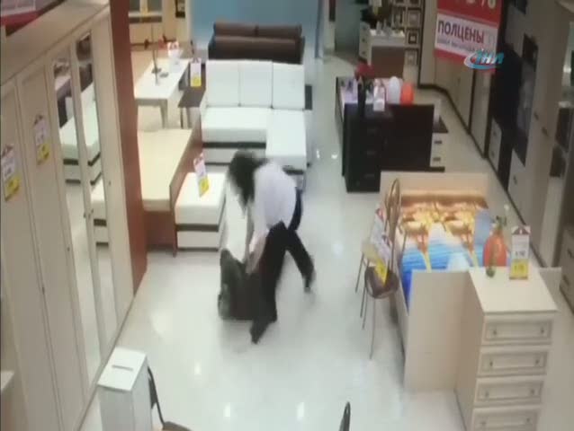 Kadın çalışan hırsızı paketledi