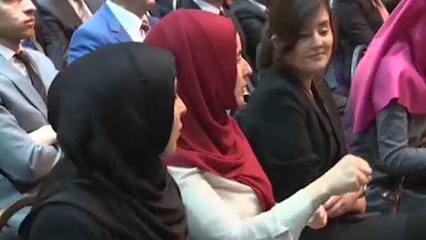 Ahmet Davutoğlu işaret diliyle anlattı