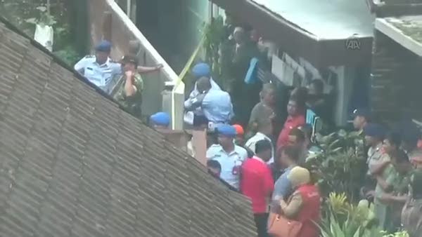 Endonezya'da uçak evin üstüne düştü