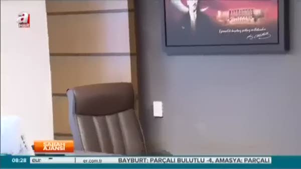 2 CHP'li daha Atatürk'ün posterini indirmiş!
