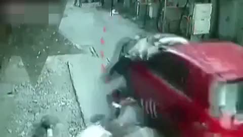 Otomobil kalabalığa daldı