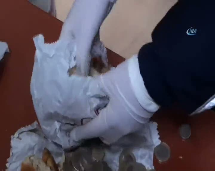 Dilenci topladığı paraları ekmek arası yapmış
