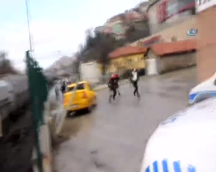 Polis babasını öldürüp 3 kişiyi yaraladıktan sonra kafasına sıktı