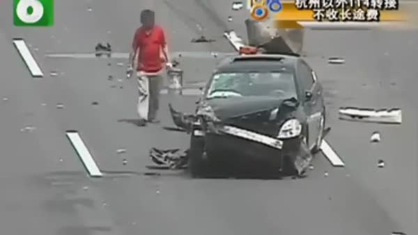 Kaza yapan aracının parçalarını toplarken can verdi