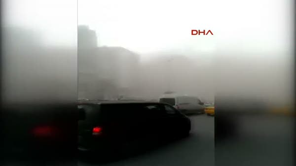 Beyoğlu'nda bina çöktü, çevreyi toz bulutu kapladı