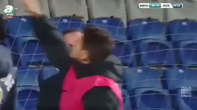 Emre Belözoğlu, taraftara sinirlendi