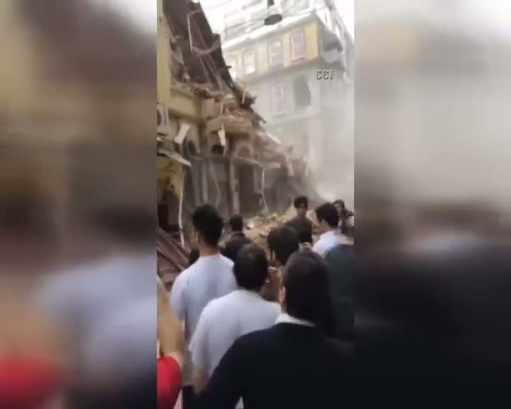 Beyoğlu'nda 5 katlı bina çöktü