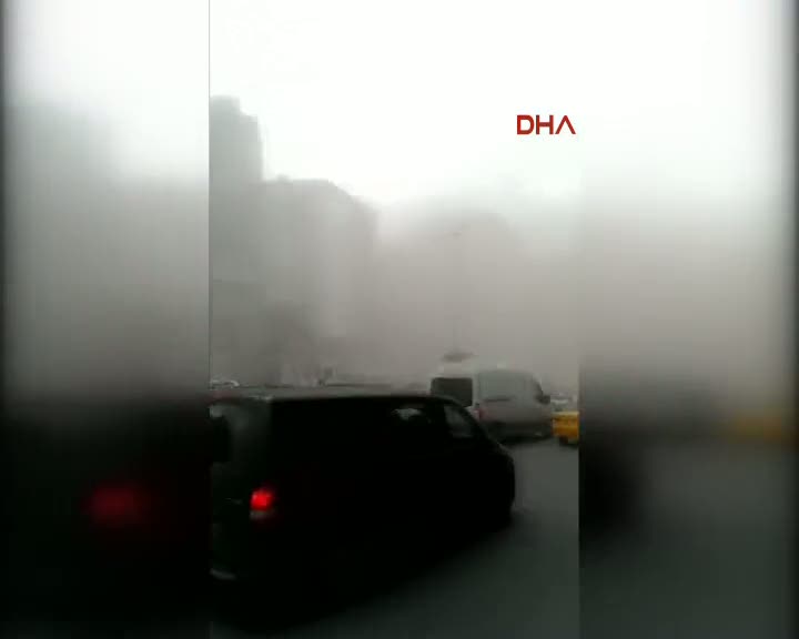 Beyoğlu'nda bina çöktü, çevreyi toz bulutu kapladı