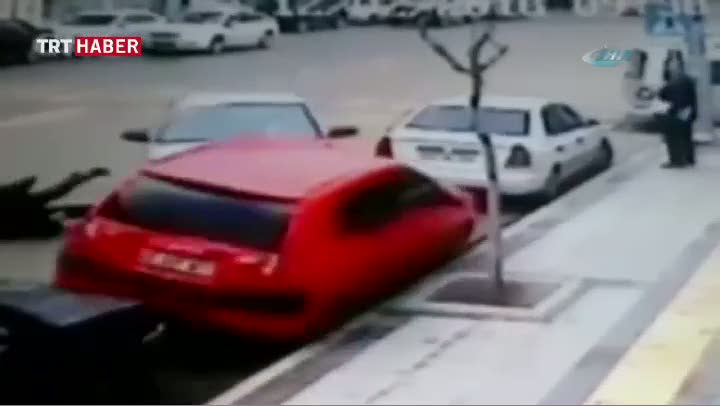 Yaşlı adam havada takla attı!