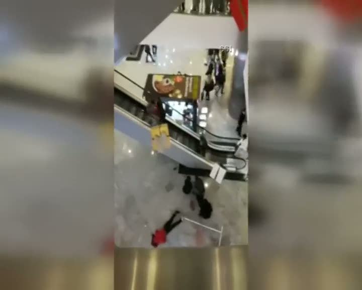 AVM'de iki genç, 6'ncı kattan atlayarak intihar etti