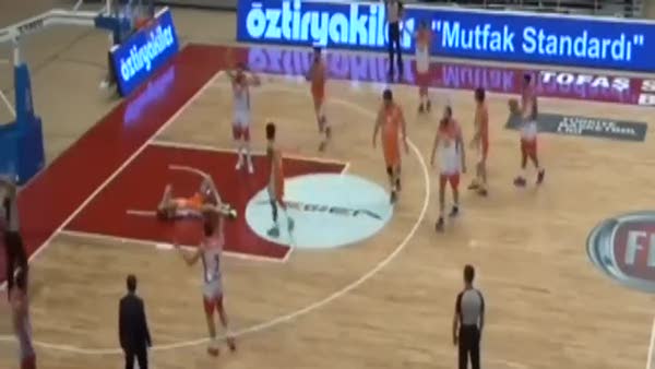 Bulgar basketbolcudan insanlık dışı faul