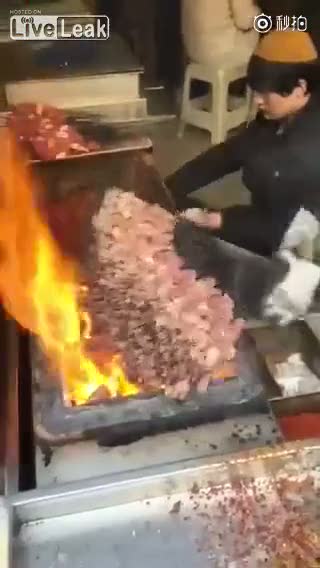Tek seferde 300 şiş kebap hazırlamak