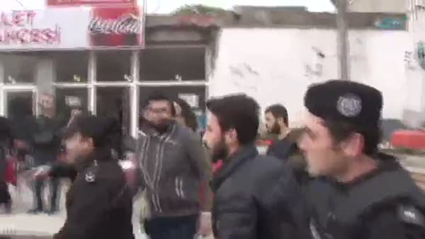 Göstericilerden polise biber gazı: 27 gözaltı