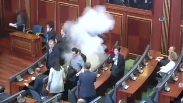 İki ay sonra toplanan Kosova Meclisi yine karıştı
