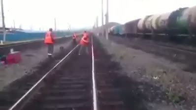 Genleşen tren raylarının inanılmaz hareketi