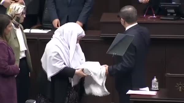 Başbakan Davutoğlu'na tarihi Kur'an-ı Kerim
