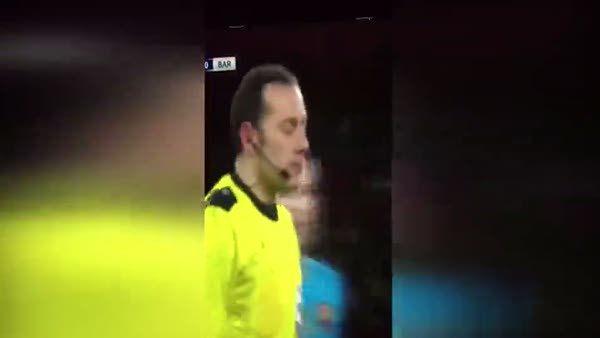 Mesut Özil'den Barcelona maçında Türkçe küfür
