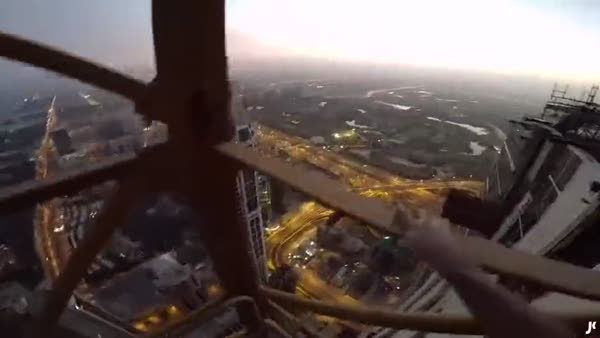 Dünyanın en yüksek binasını yapan vince çıktı