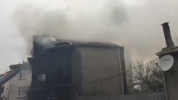 Üsküdar'daki ahşap bina yangını korkuttu
