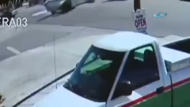 Arıza yapan uçak caddeye indi