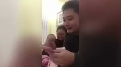 Babası para sayarken katıla katıla gülen çocuk