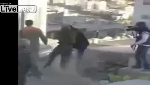 İsrail askerleri yaşlı adamı böyle dövdü