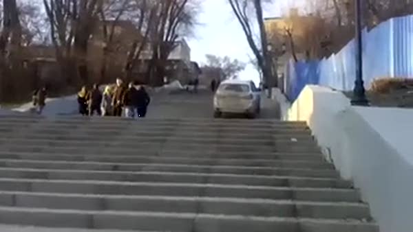 Trafikten sıkılan lüks araç merdivenlerden tırmandı