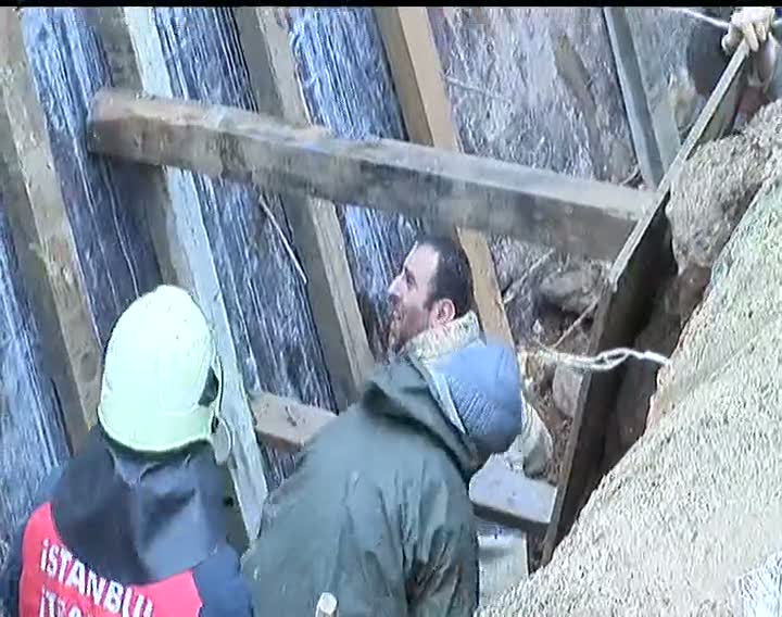 Bakırköy'de bina çöktü