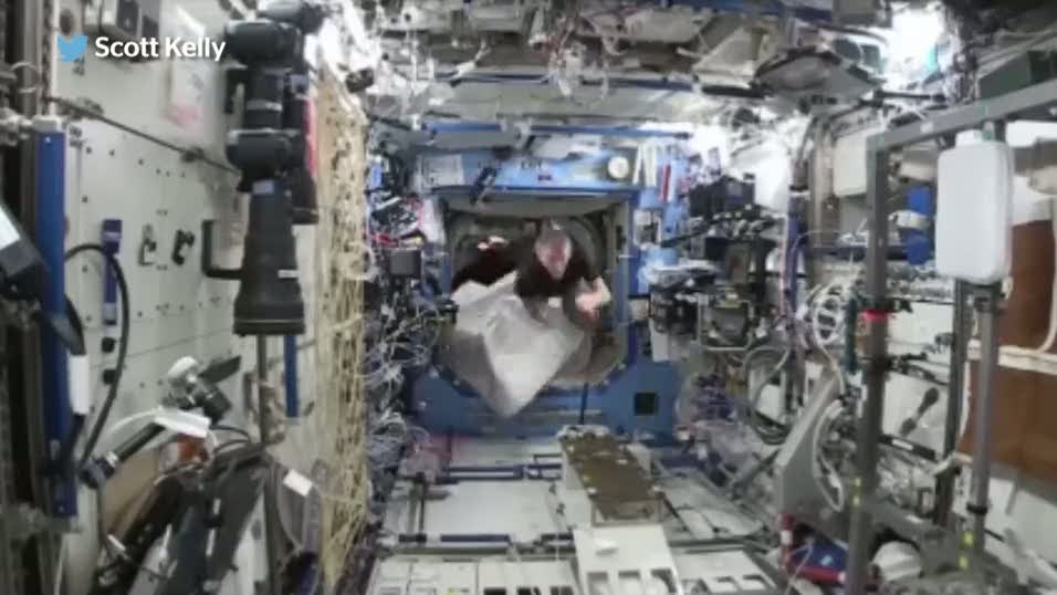 Uzayda goril şakası yaptılar!