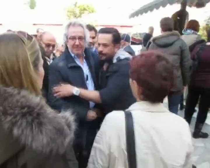 Ünlü sanatçı gözyaşlarına boğuldu