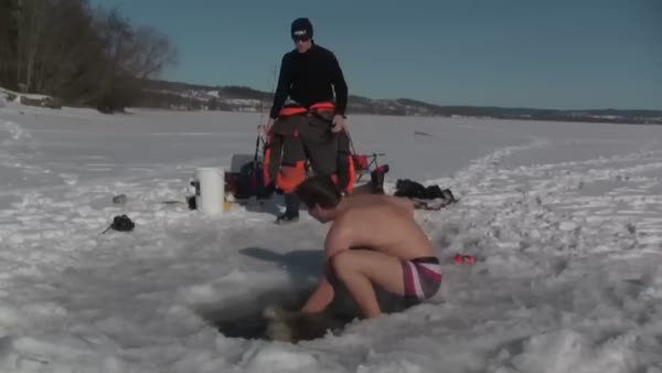 Buzun içinde çıplak elle balık tutan adam