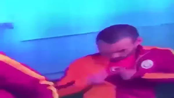 Sneijder Türk bayrağını öptü