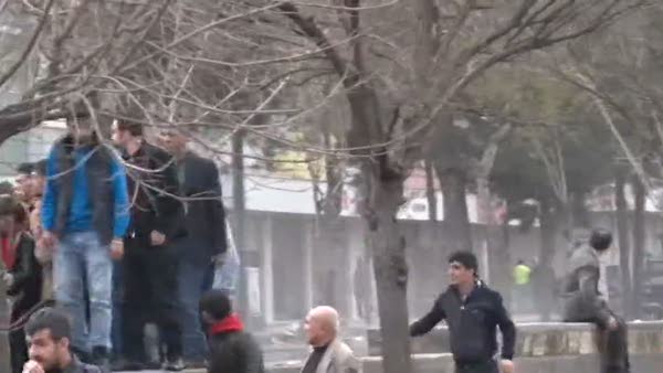 Diyarbakır'da polise ses bombası, havai fişek ve taşlarla saldırdılar