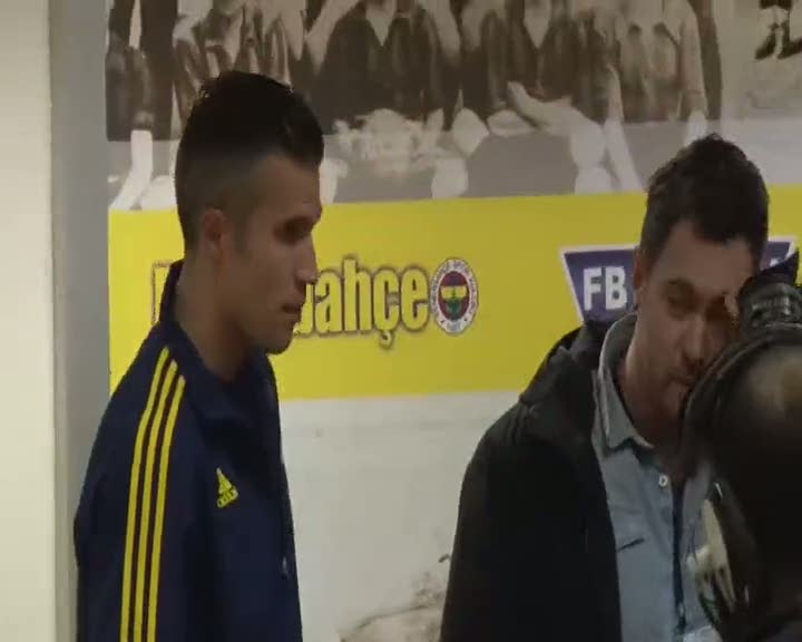 Van Persie ile röportaj yaparken fenalaştı