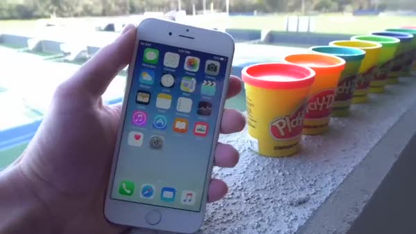 Oyun hamurları ile iPhone'a koruyucu kılıf yapıp test etmek