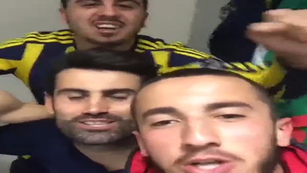 Fenerbahçeli futbolculardan galibiyet şarkısı
