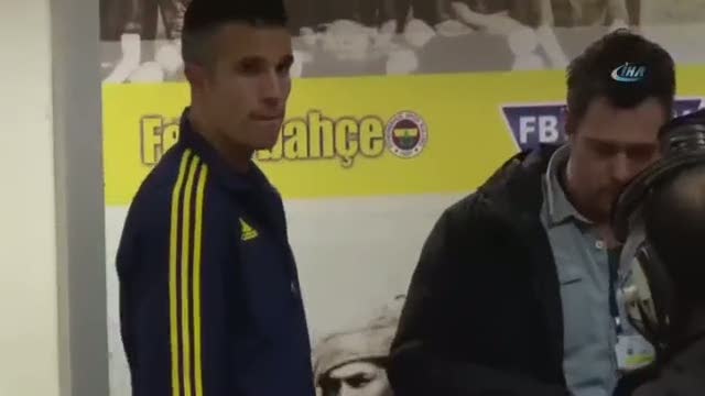 Van Persie ile röportaj yaparken fenalaştı