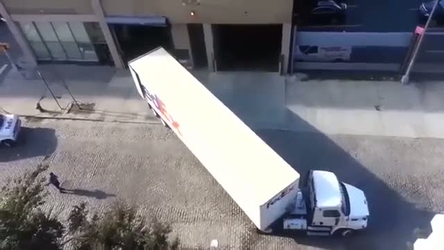 Tek hamlede TIR'ı bakın nasıl park etti