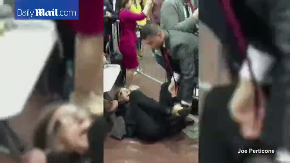 Donald Trump'ın korumaları Time muhabirini dövdü