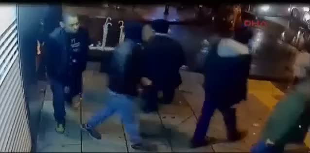 Genç kadının cebinden yürürken telefonunu böyle çaldı