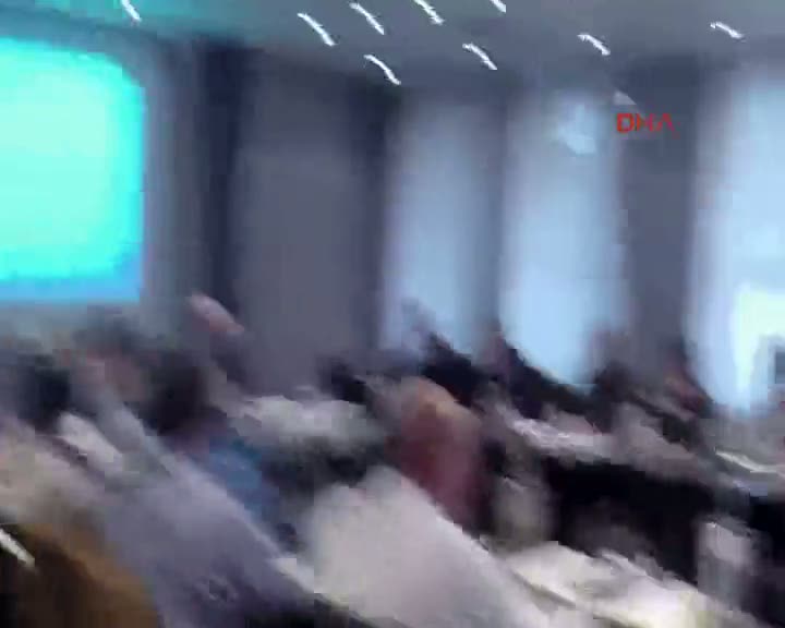 Mültecileri vurun diyen politikacının suratına pasta