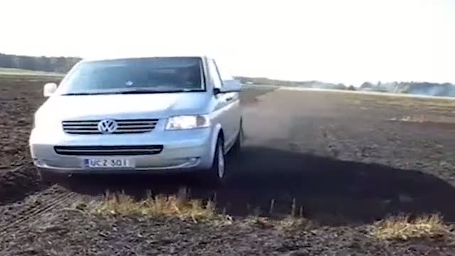 Sinirlenen adam minibüsle tarla sürdü