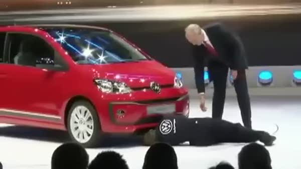 Komedyen Brodkin otomobil fuarında Volkswagen’le alay etti