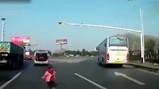 Küçük çocuk arabadan yola düştü