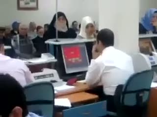 Banka çalışanı okey oynarken vatandaşı böyle bekletti