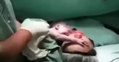 Yeni doğan bebekten inanılmaz davranış