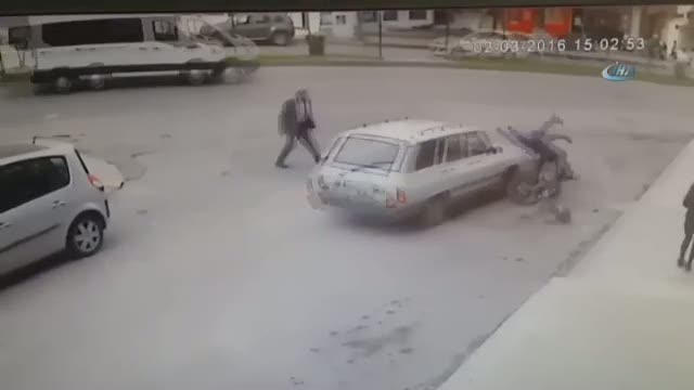 Otomobil motosiklete böyle çarptı