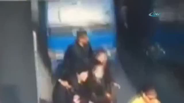 Kamyonet yayaların arasına daldı